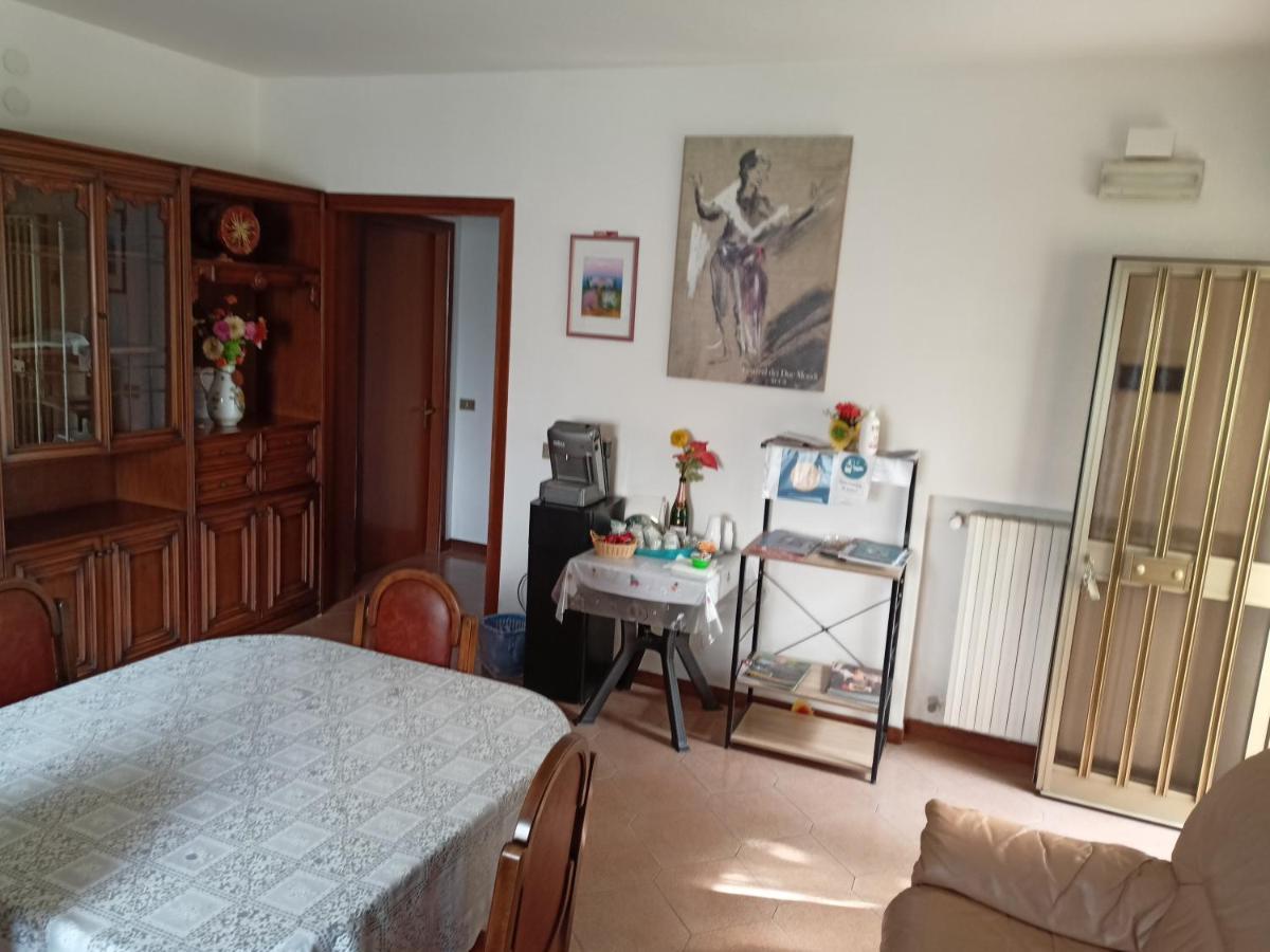 Da Angela - Camere Con Bagno Privato A Foligno Vicino Al Centro Exterior foto